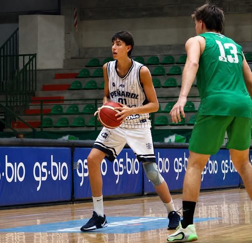 Toto Martínez con la pelota frente a la defensa